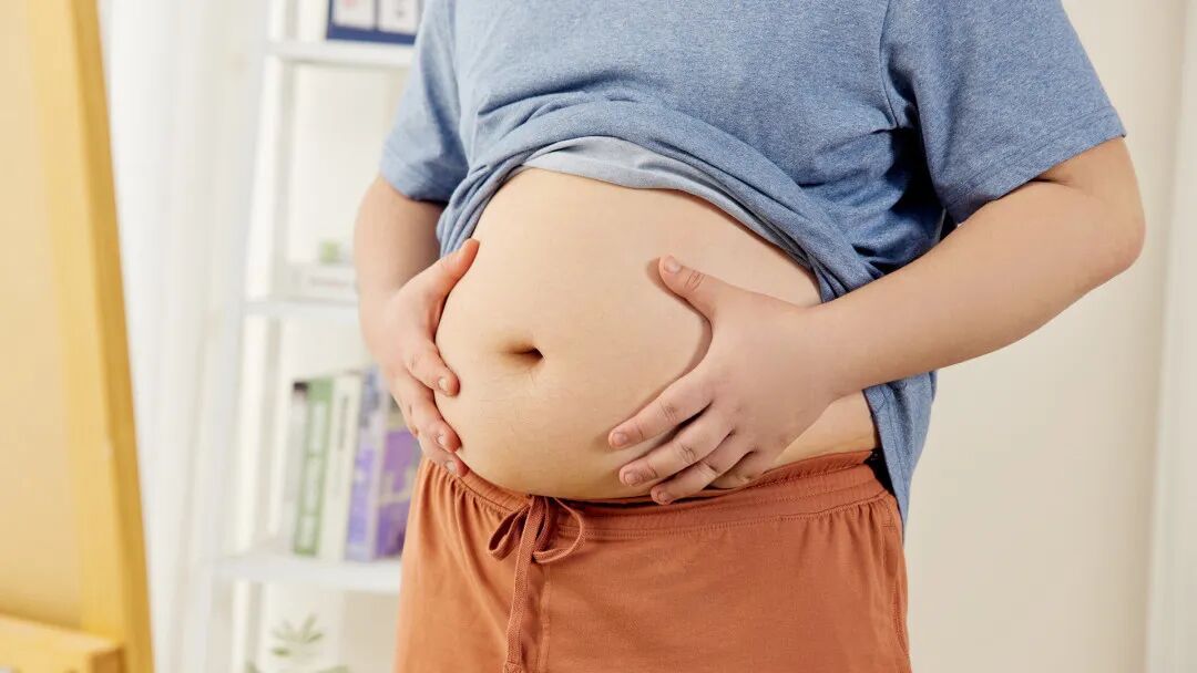 “喝口凉水都会胖”的秘密？专家建议：查查这两种激素，可能还危害心脏