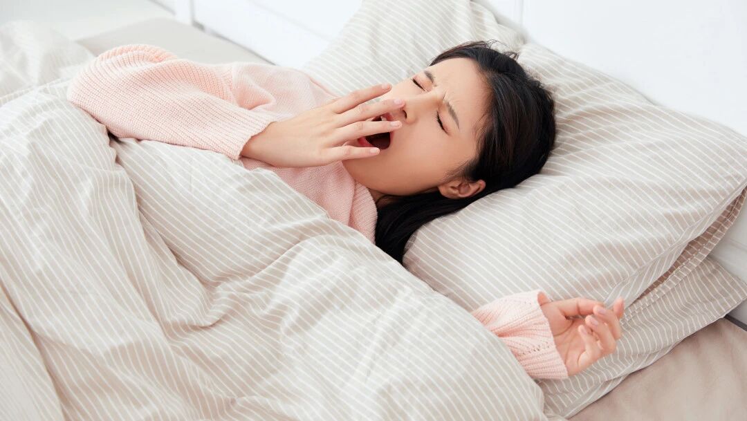 越睡越累、胸闷气短......晨起这4个信号，警惕是高血脂在作祟！很多人还以为是没睡好